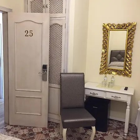 Lojo Πανσιόν 2*